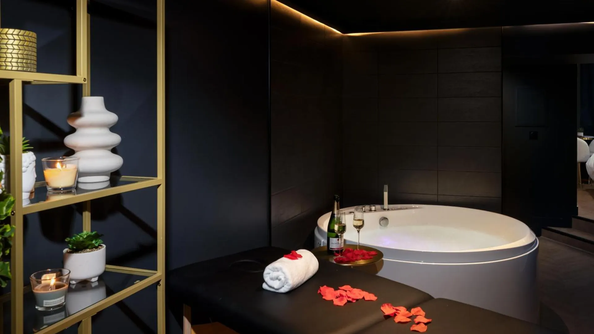 Luxury Suite Romantic Getaway With Jacuzzi كاسْتْرْ 0*,  فرنسا