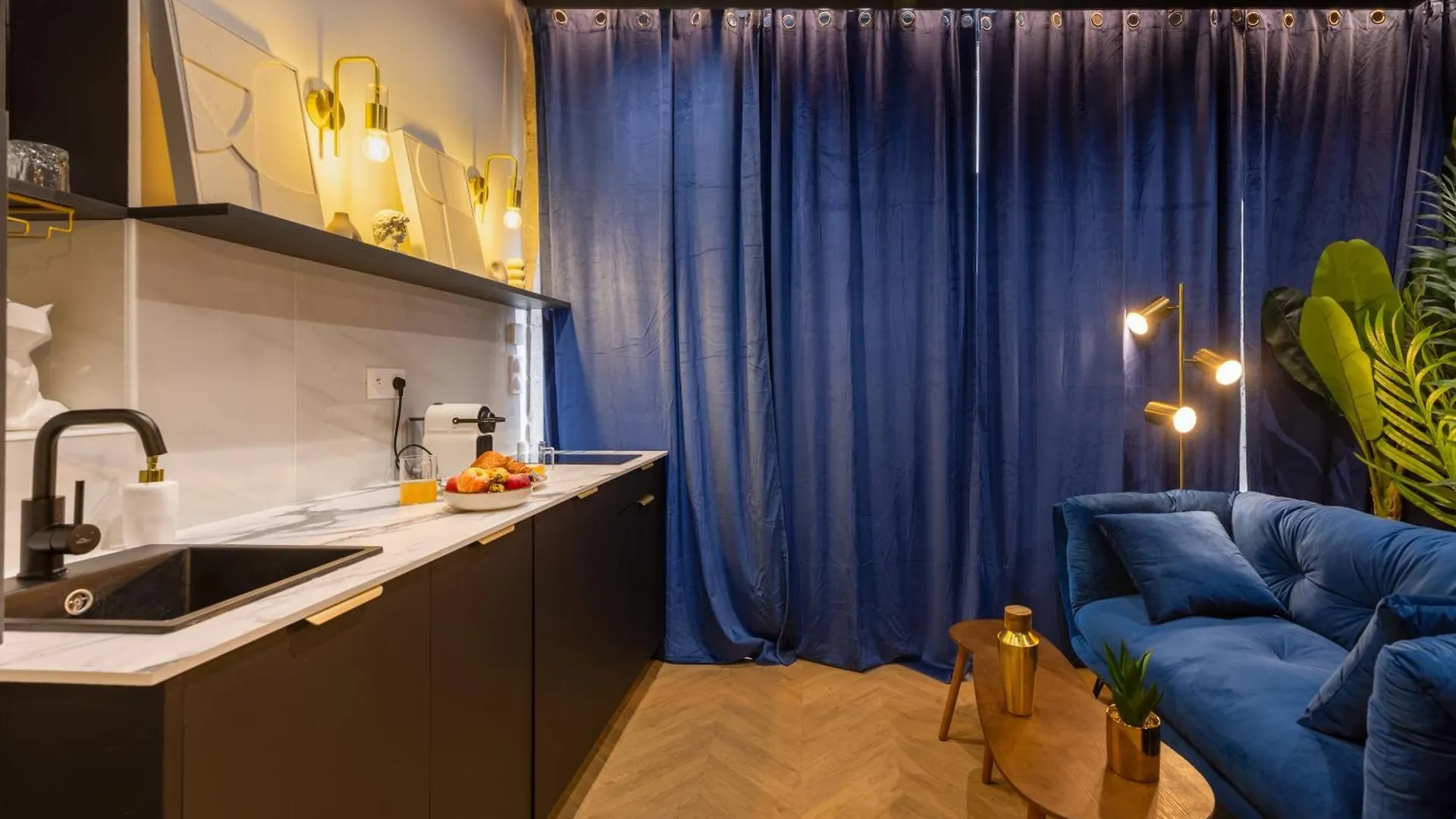 Luxury Suite Romantic Getaway With Jacuzzi كاسْتْرْ شقة